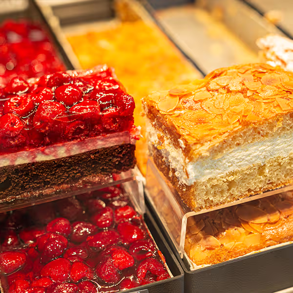 Verschiedene Kuchen in der Auslage.
