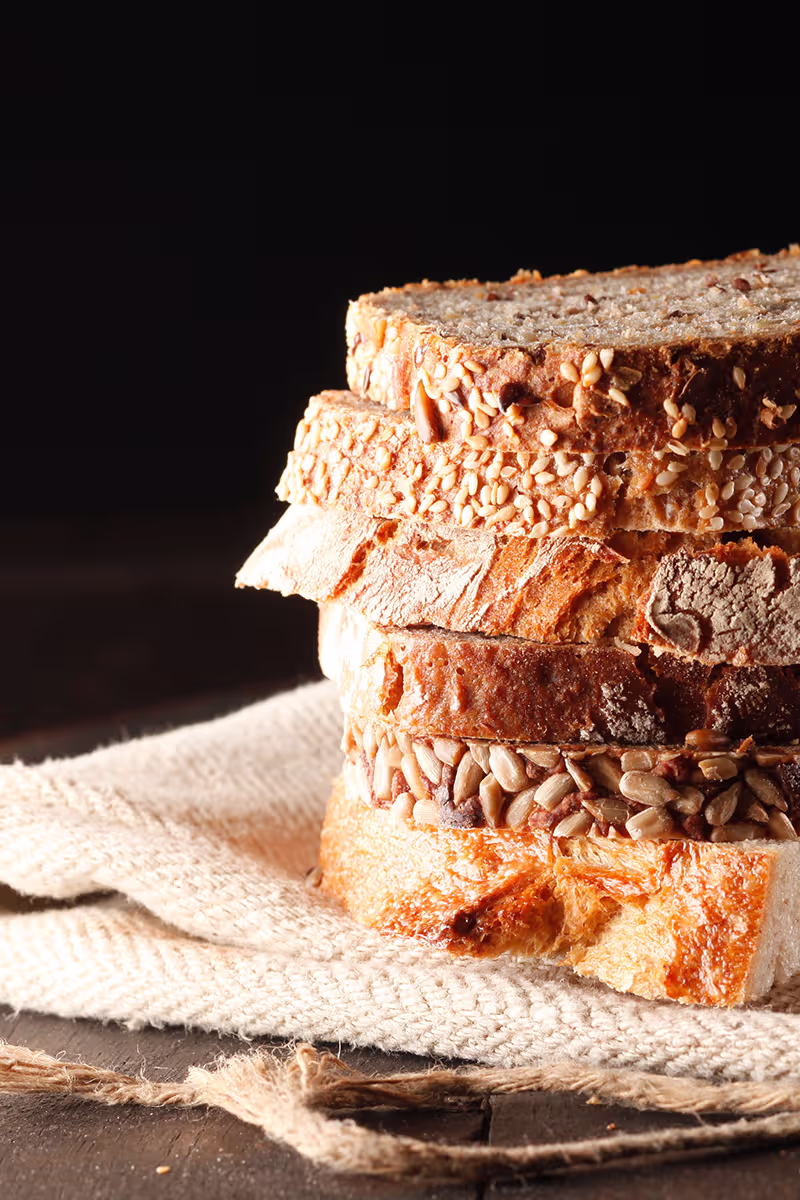 Gestapelte angeschnittene Brotscheiben mit Körnern.