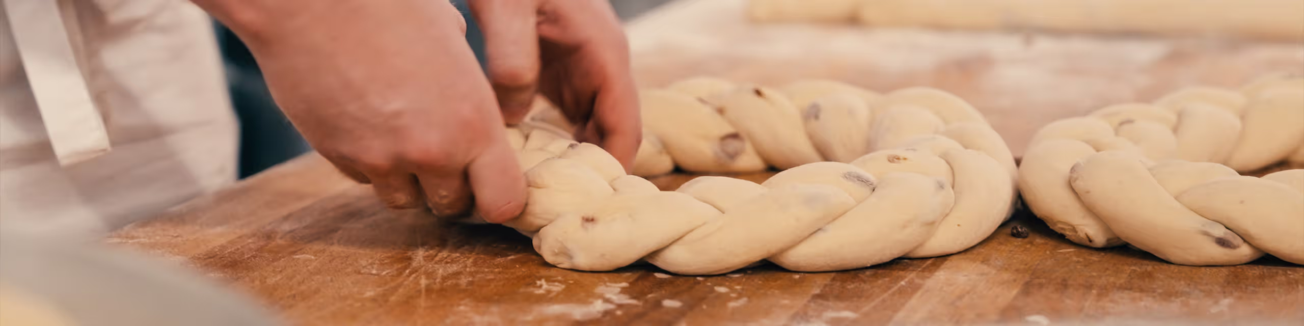 Ein traditioneller Hefekranz wird geflochten.