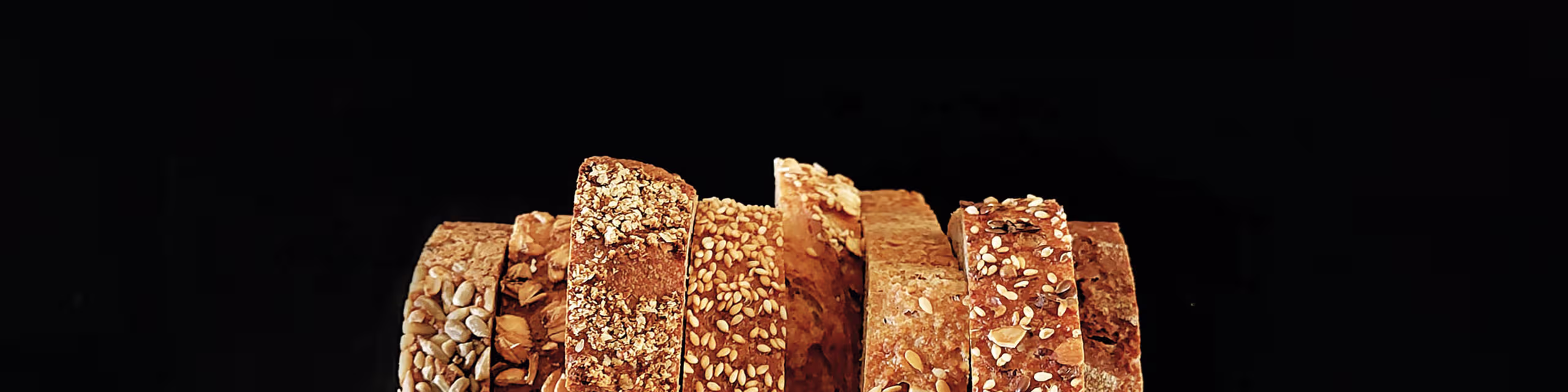 Verschiedene aneinandergereihte Brotscheiben.