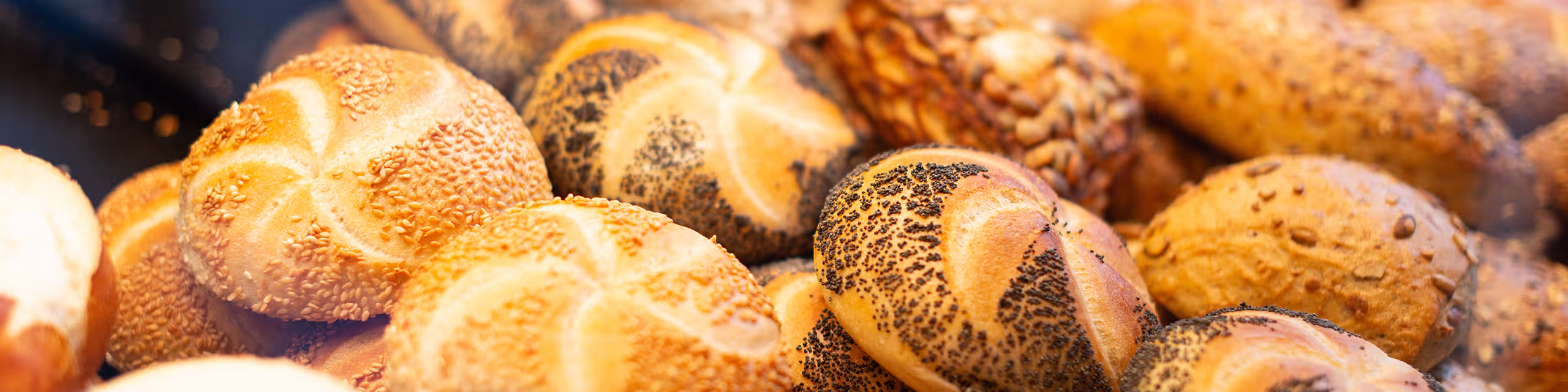Verschieden Brötchen in der Auslage.