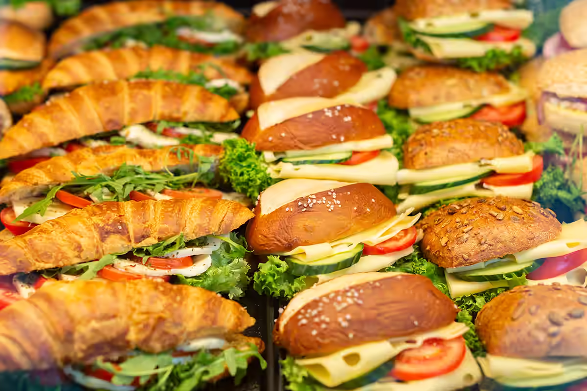 Verschiedene belegte Brötchen in der Auslage.