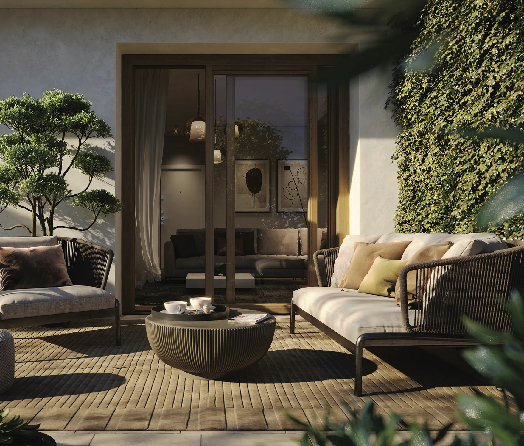 Terrazza privata di un appartamento moderno, con salotto outdoor, pavimentazione in legno e parete verde.