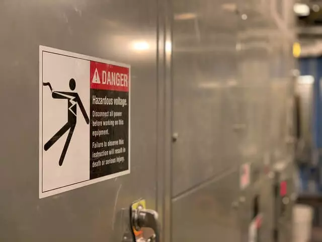 Gefahrenschild weist auf das Arbeitsschutzgesetz hin.