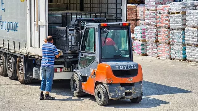 Ein Gabelstapler belädt einen Lkw