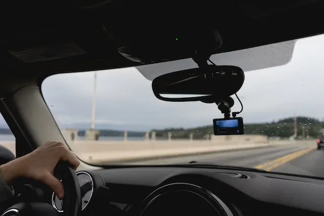 Eine Dashcam im Auto