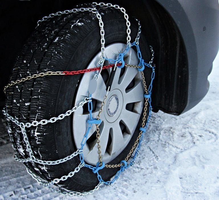 Schneeketten am Reifen im Winter
