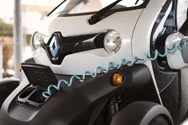 Elektroauto lädt an Ladestation
