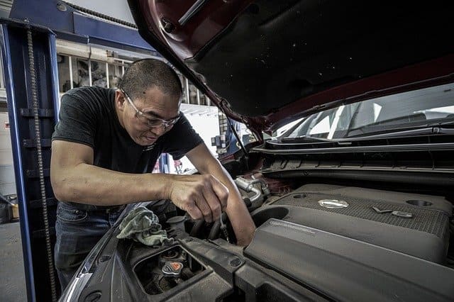 Mechaniker repariert ein Fahrzeug.
