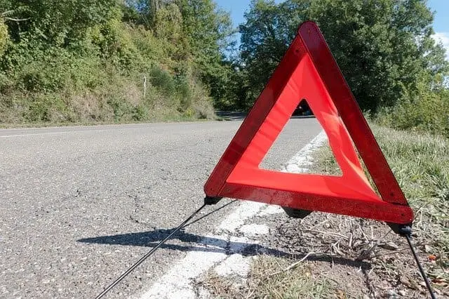 Warndreieck steht am Straßenrand