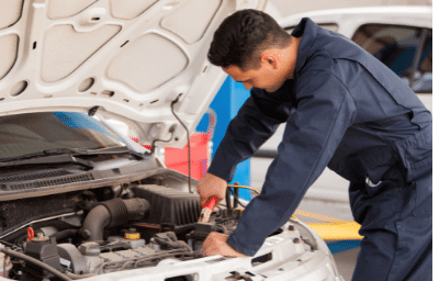 Mechaniker überprüft Fahrzeugbatterie
