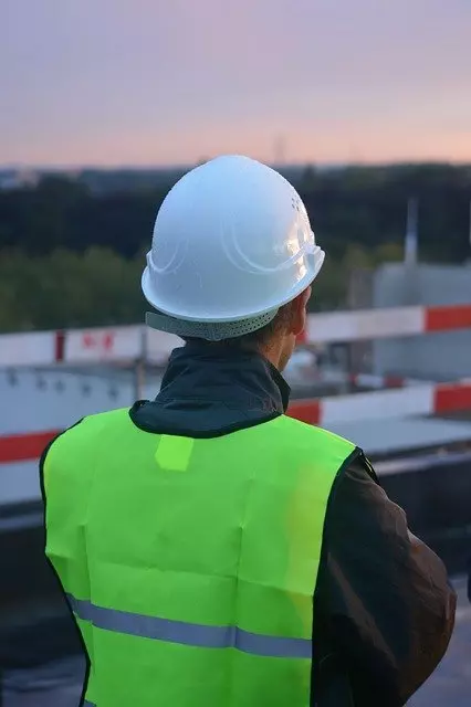 Ein Mann mit Warnweste