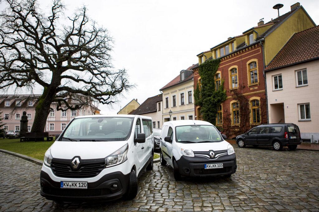 ein Fuhrpark, der aus zwei Minivans besteht