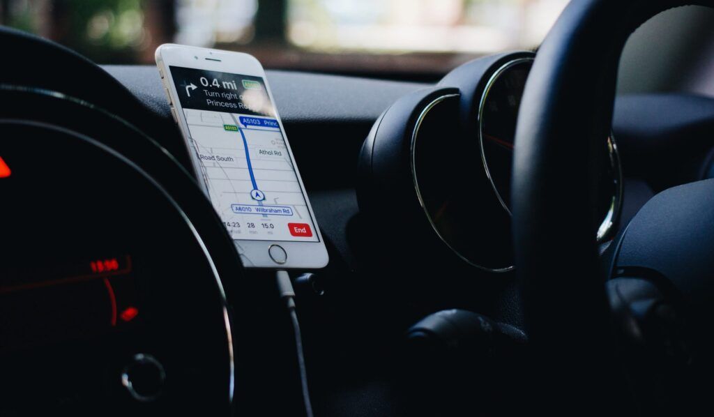 ein Handy mit GPS Tracker