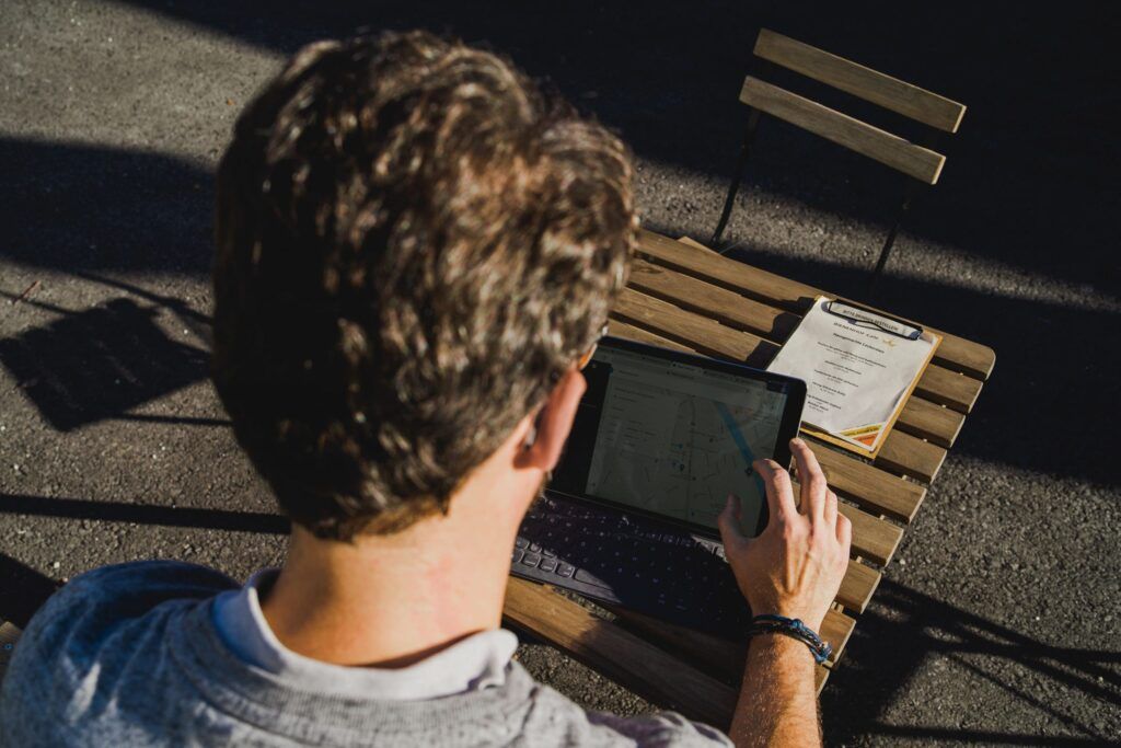 Person schaut GPS Tracker auf dem iPad