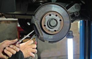 Ein Fahrzeug wird repariert
