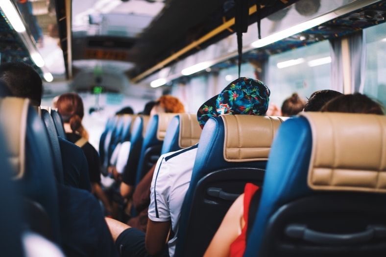 Menschen im Bus