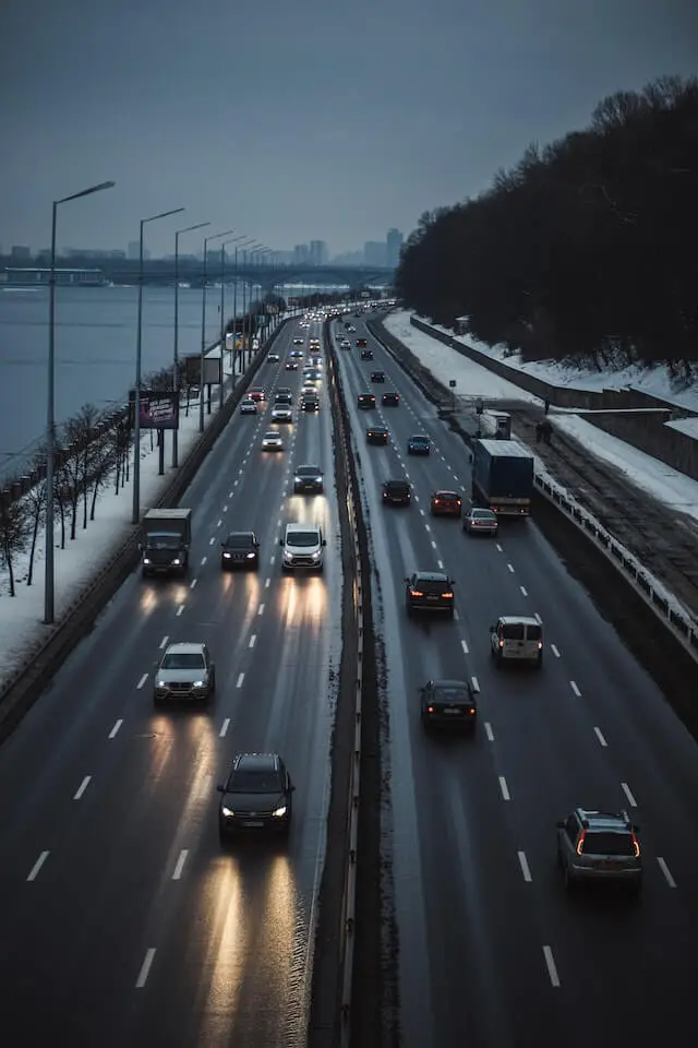 Straße mit mehreren Streifen