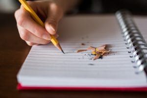 Person macht Notizen zum Vorsteuerabzug