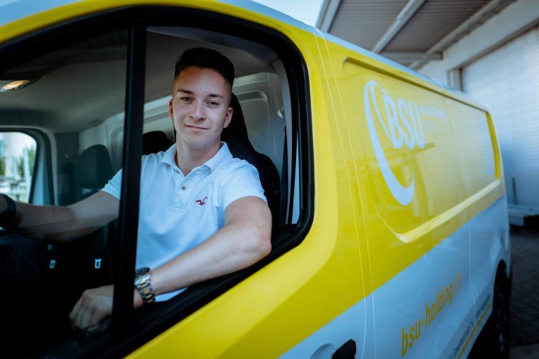 Fahrer im Firmenwagen