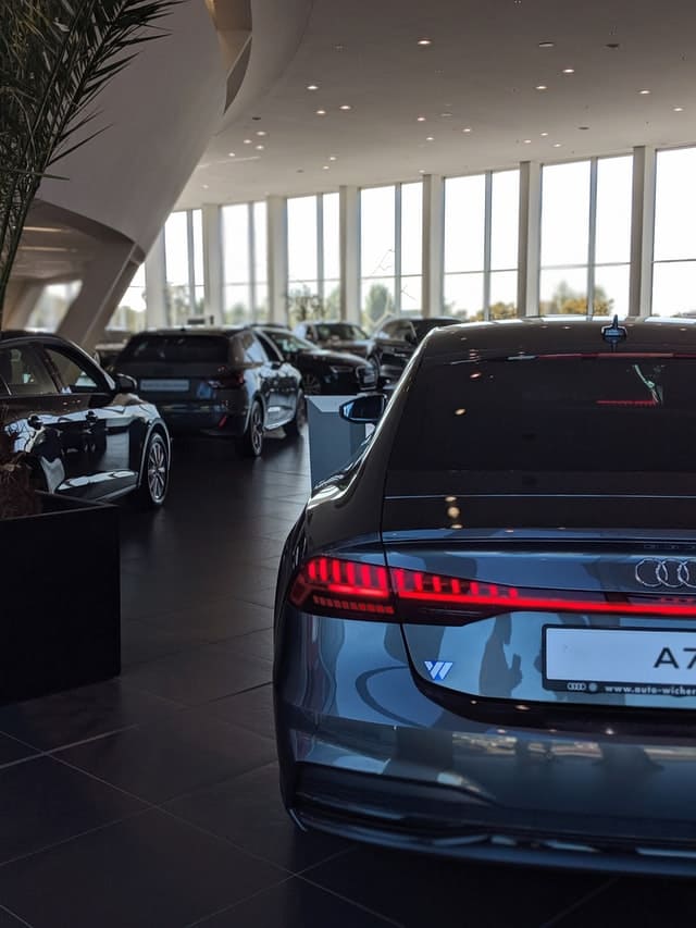 Fahrzeug steht in einem Autohaus.