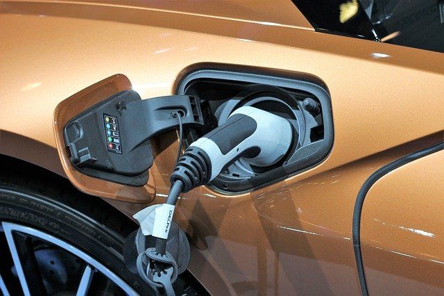 Hybrid-Fahrzeug wird mit Strom aufgeladen.