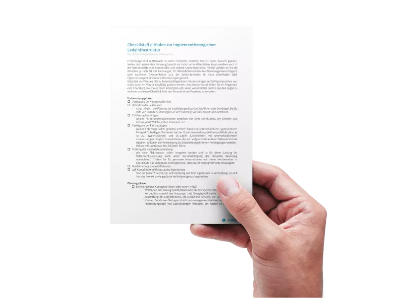 Ladeinfrastruktur Checkliste in einer Hand gehalten