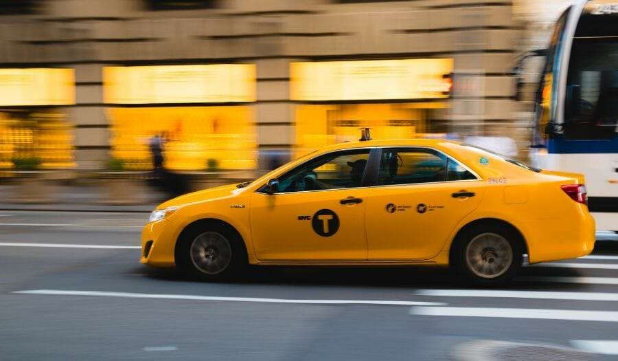 Taxi fährt auf der Straße