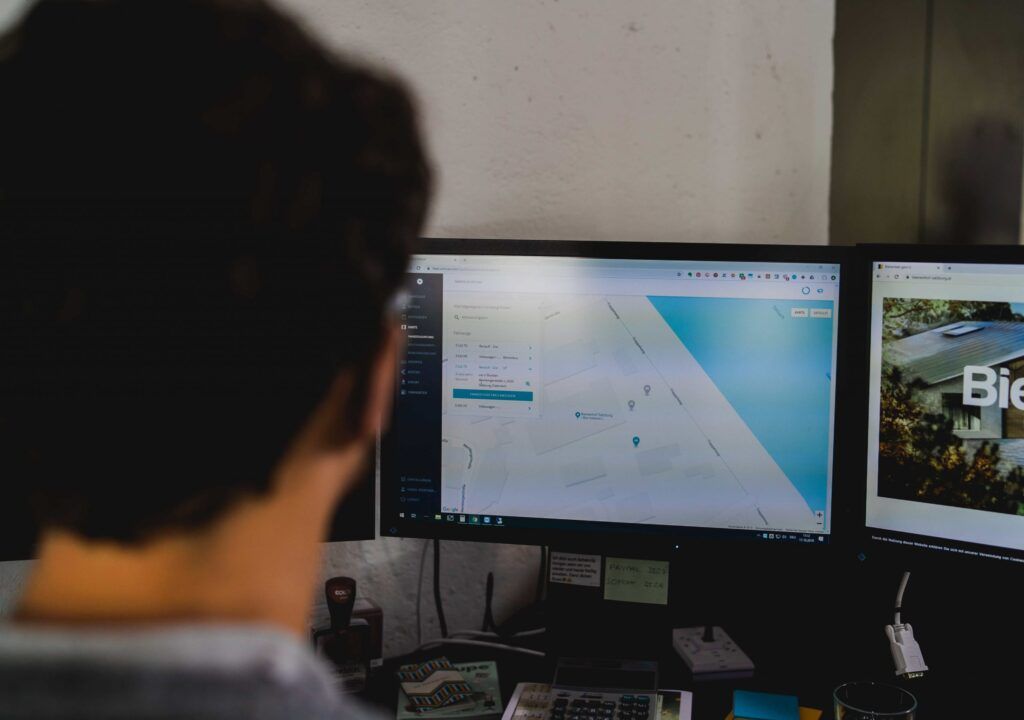 Einblick in die Software eines Flottenmanagement Anbieters am PC