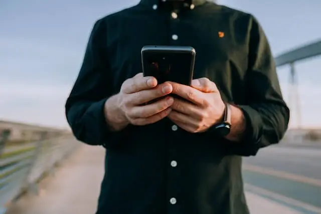 Person mit Smartphone in den Händen