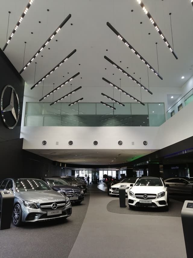 Blick in ein Autohaus.