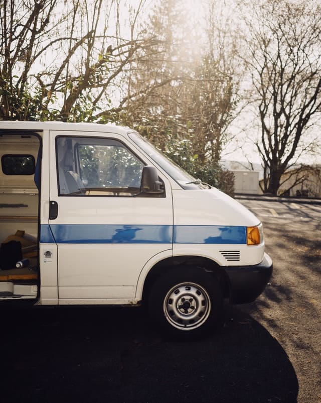 VW Bus steht auf einem Feld.