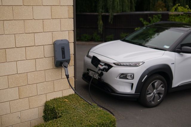 Auto wird an einer Ladestation aufgeladen.