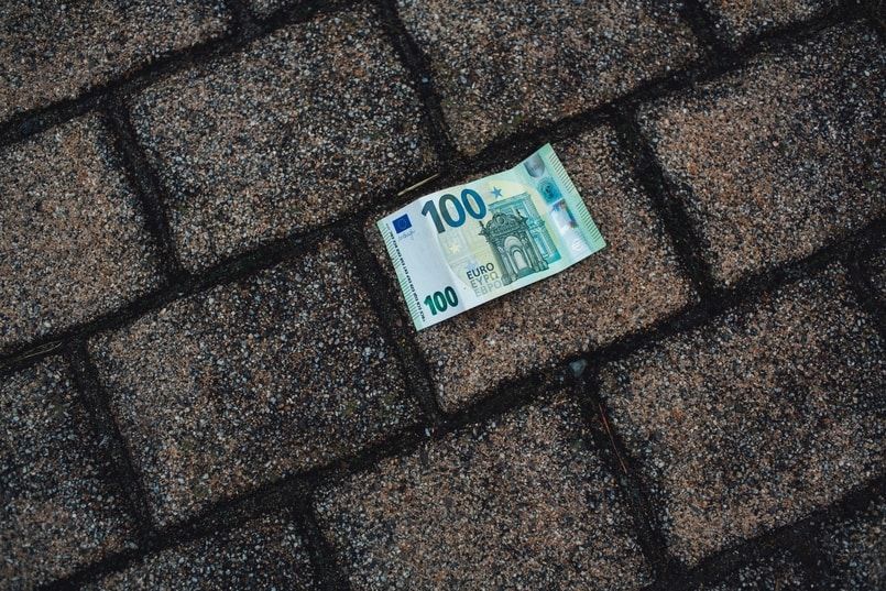 Geld auf Boden