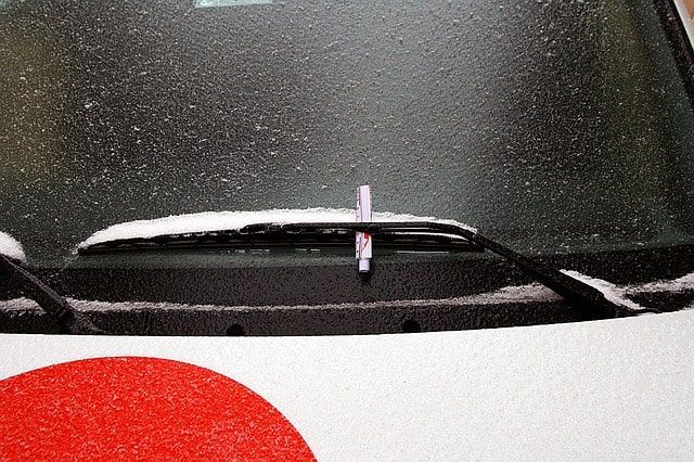 Strafzettel an der Windschutzscheibe eines Fahrzeuges.