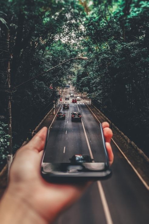 Smartphone wird zu Straße