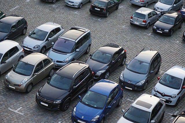 Gebrauchtwagen stehen auf einem Parkplatz