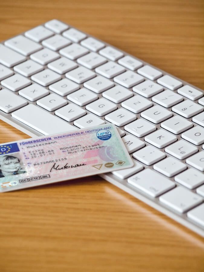 Führerschein liegt auf Tastatur