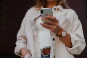 Person schaut auf Smartphone