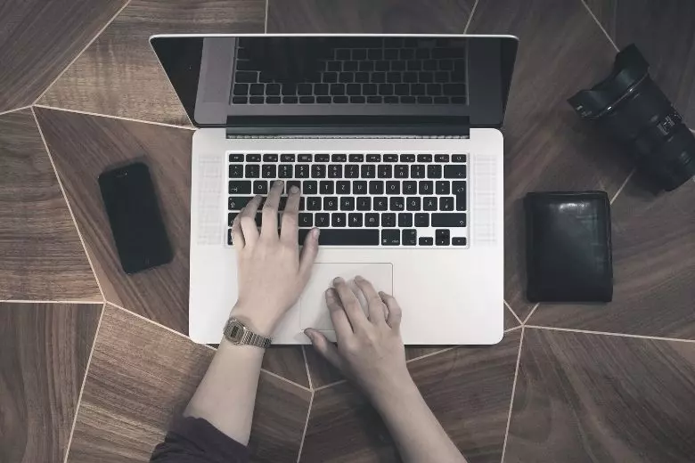 Hände tippen auf eine Tastatur