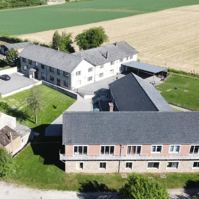 Vue aérienne du village d'Omezée avec l'école et l'internat SRJ. Copyright Xavier Coumans 