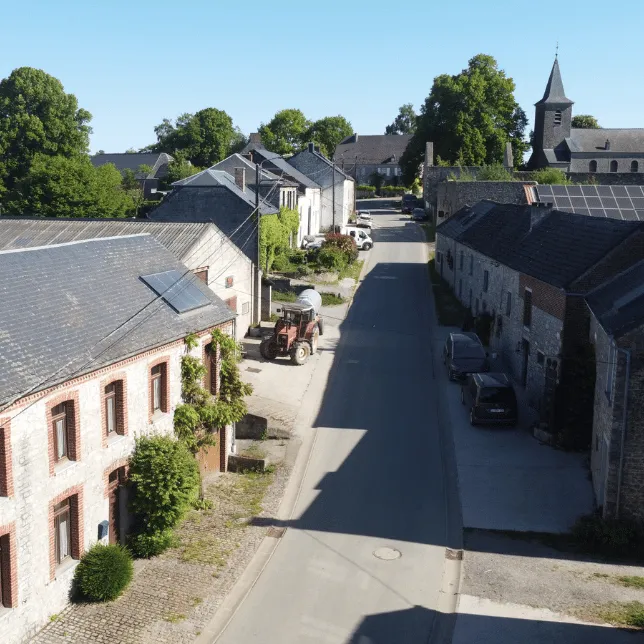 Vue aérienne du village d'Omezée. Copyright Xavier Coumans 