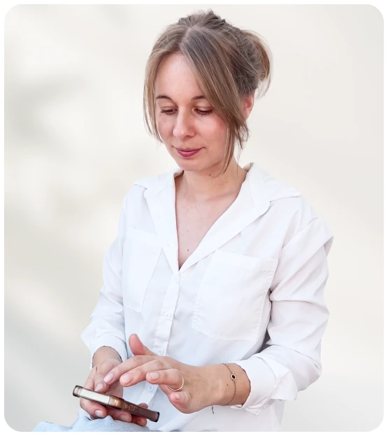 MindClub-Expertin bedient ein Smartphone