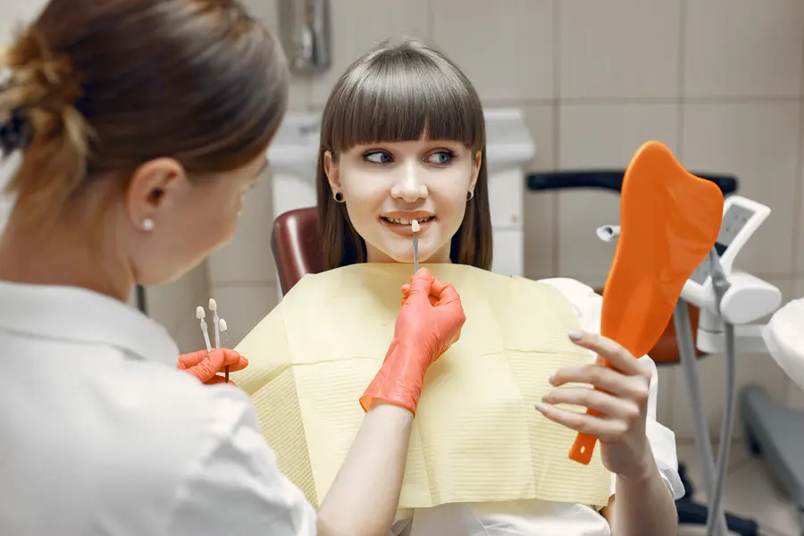 cosmetic-dentist-nashville-selecting-veneer-shade-with-patient