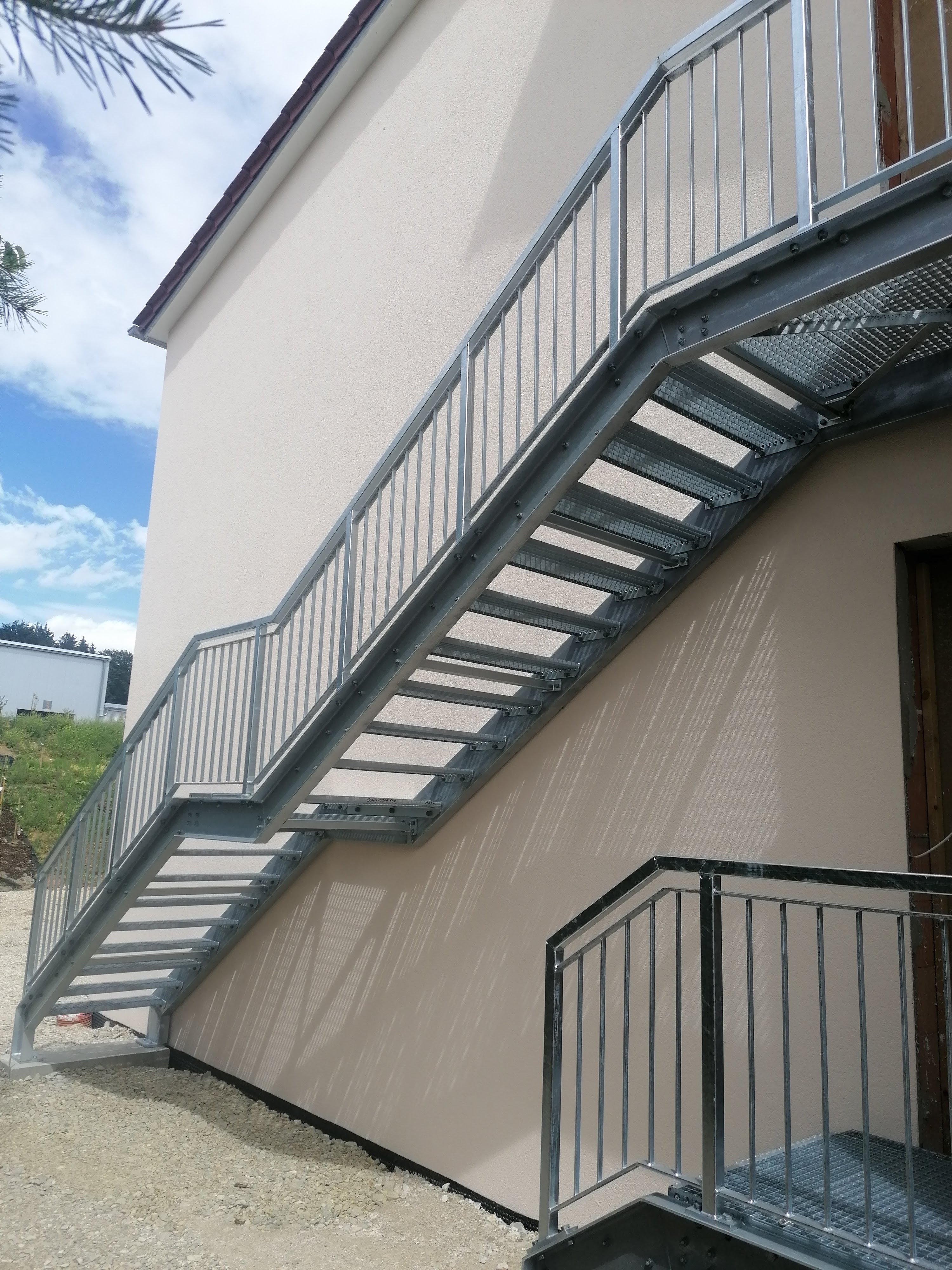 Fluchttreppen als einläufige Gitterrosttreppen