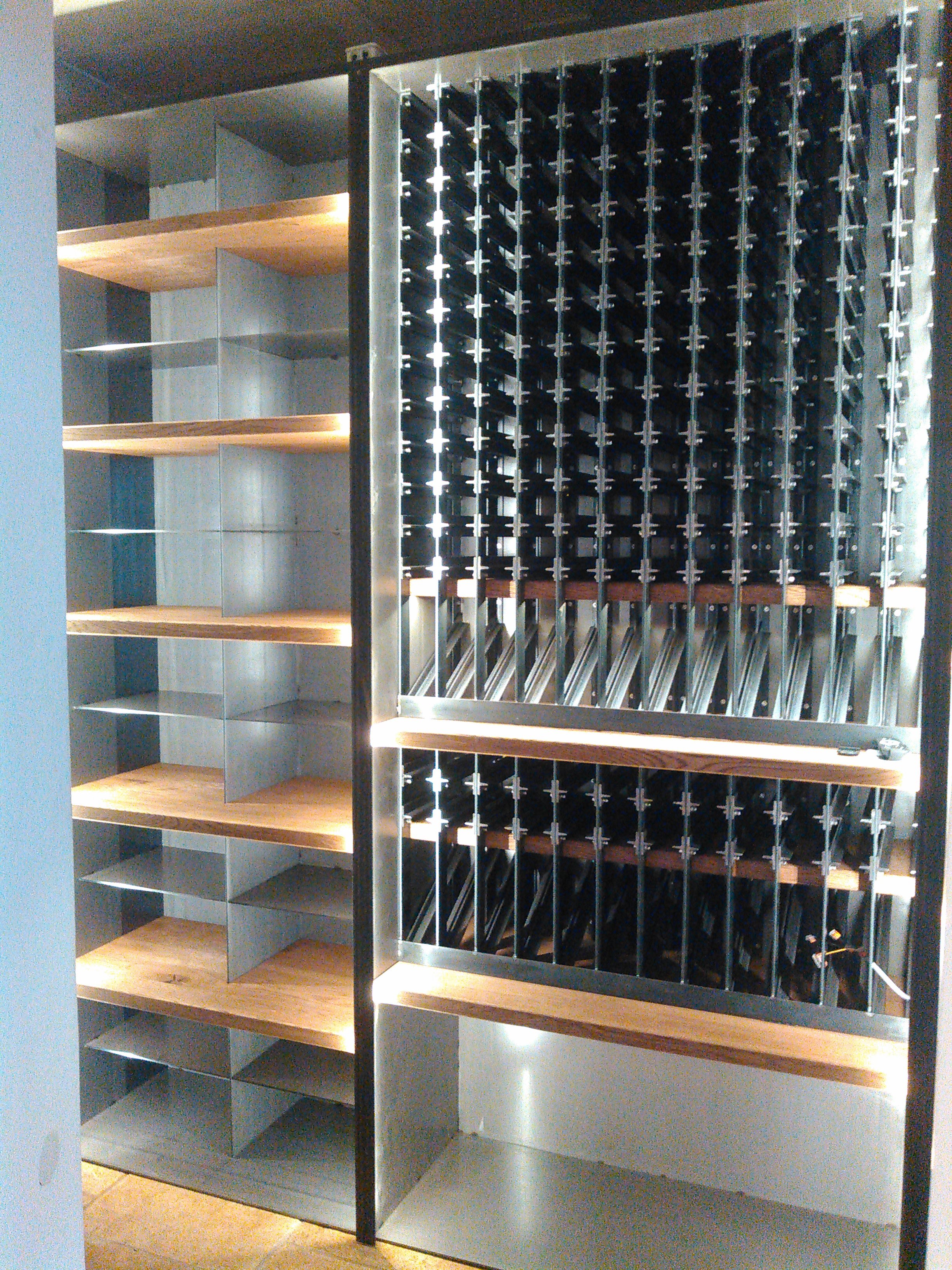 Weinregal in klimatisiertem Raum