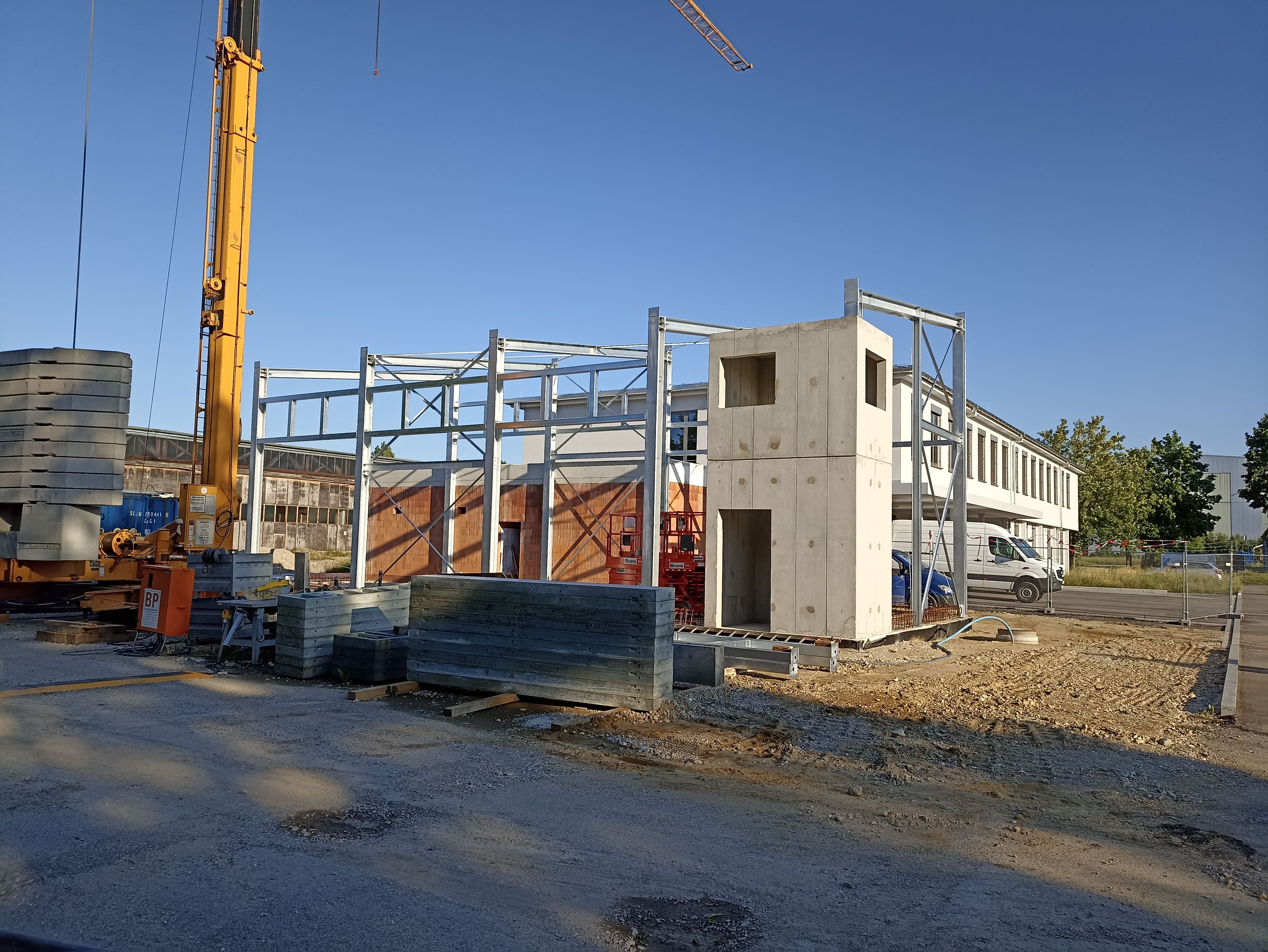 Stahlhalle mit Faltschiebetore