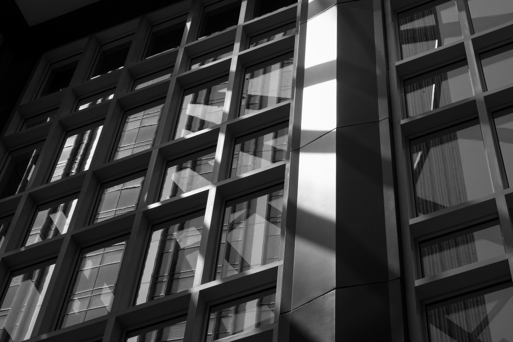 Facade d'un immeuble en noir et blanc