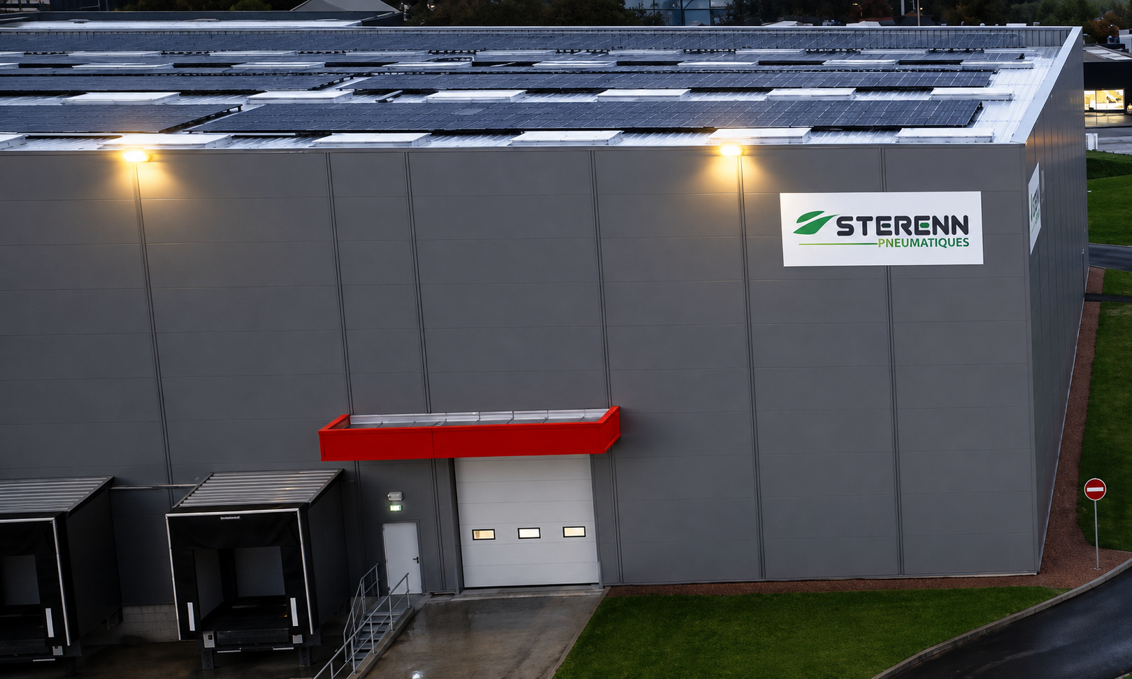 Installation de panneaux photovoltaïques sur un bâtiment de STERENN Pneumatiques