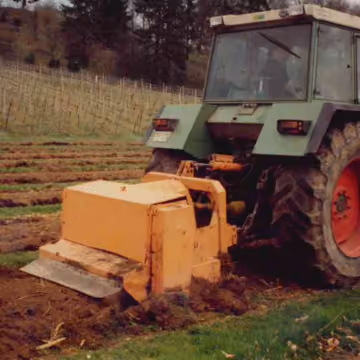 Historisches Foto: Traktor mit Forstmulcher, 1989